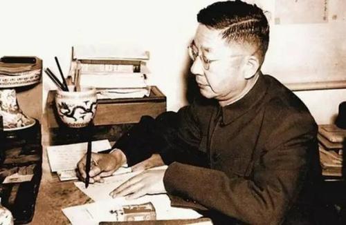 作者简介:  老舍(1899年2月3日—1966年8月24日),原名舒庆春,另有笔名