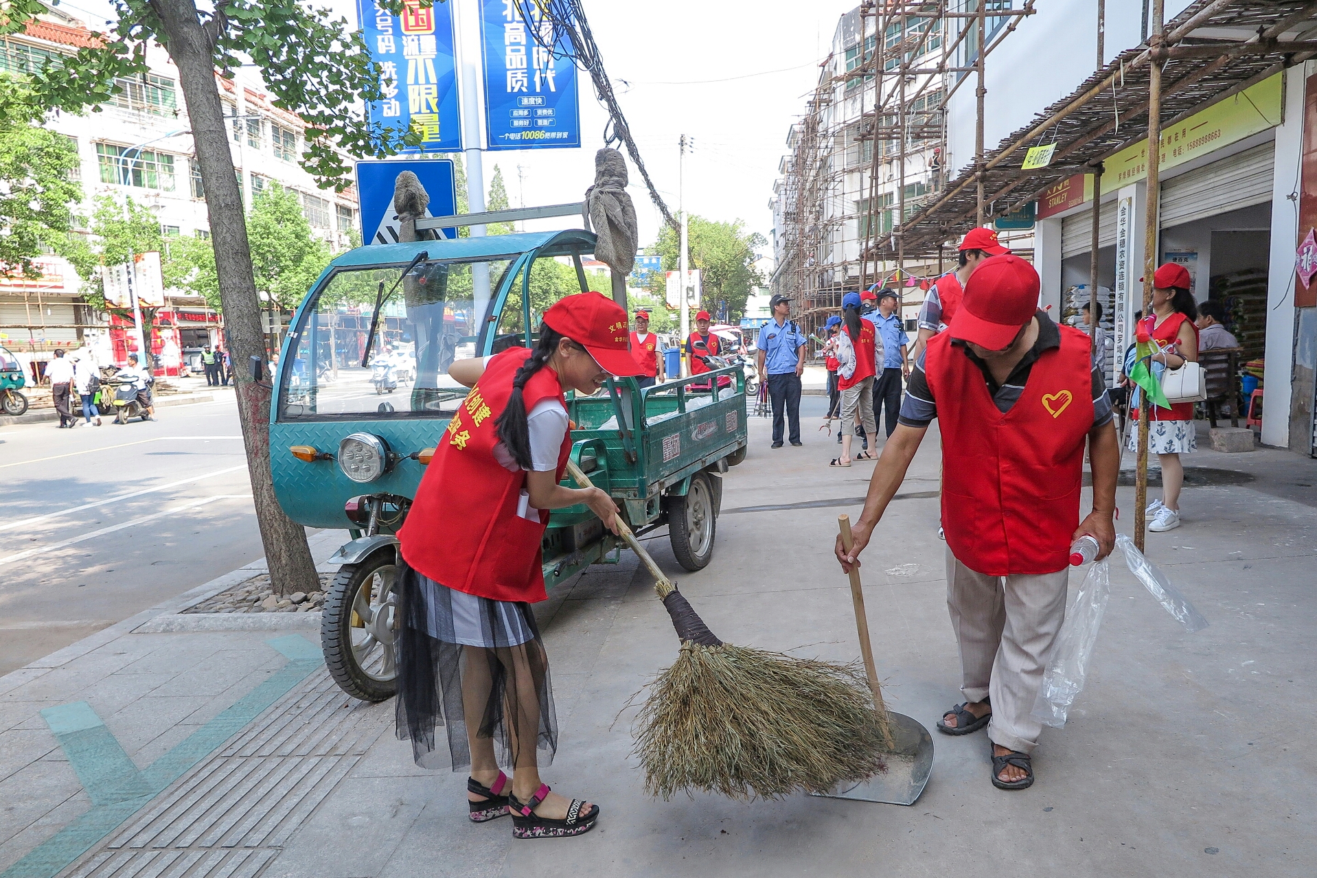 清扫垃圾 清扫着沿街店铺门口 罗埠镇党委书记吴雨澄同志说:"文明创建