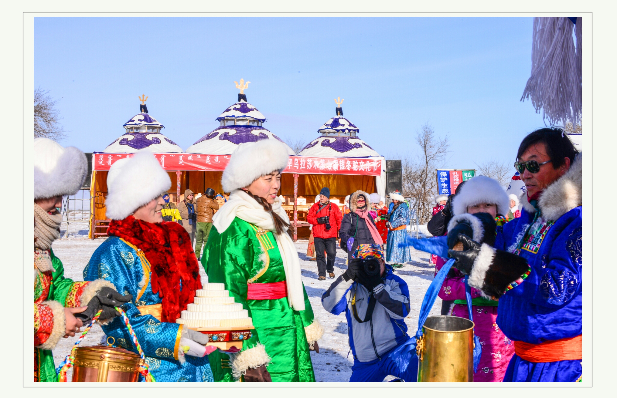 那达慕是蒙古族的一个传统节日盛会,是文化,娱乐的意思