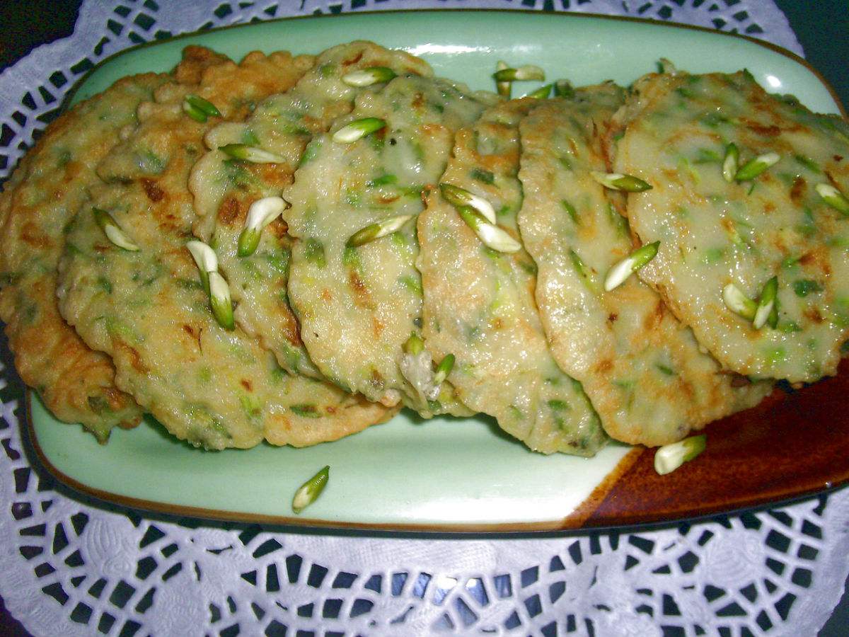 槐花饼(配图来源网络)