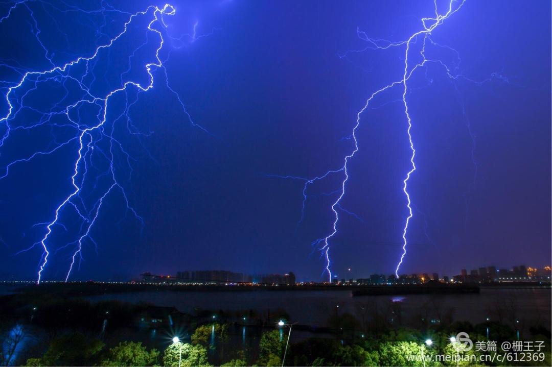 在大自然中—— 欣赏银河星轨闪电 感受夜空气象万千