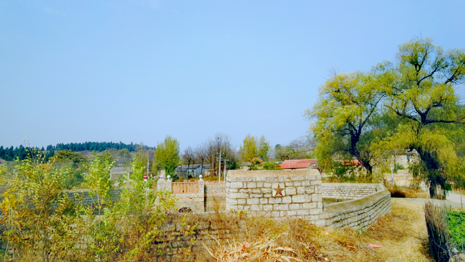 根据历资料记载,二奇楼村是红色革命根据地,泰安县委,肥城市委均曾在