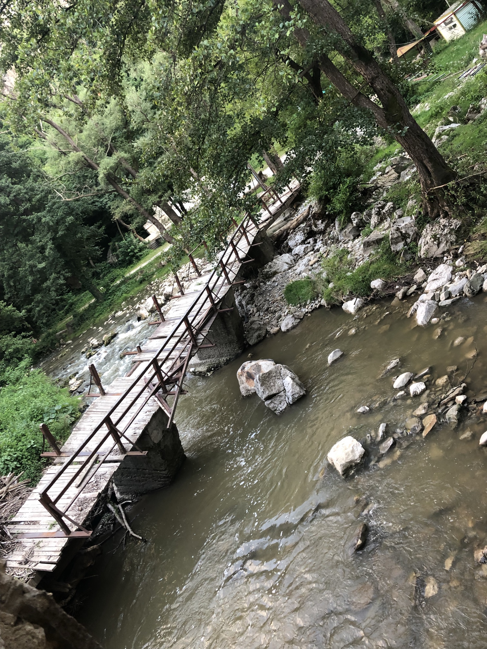 屋後的河水潺潺,一座破橋歪架著,不知是否還在使用