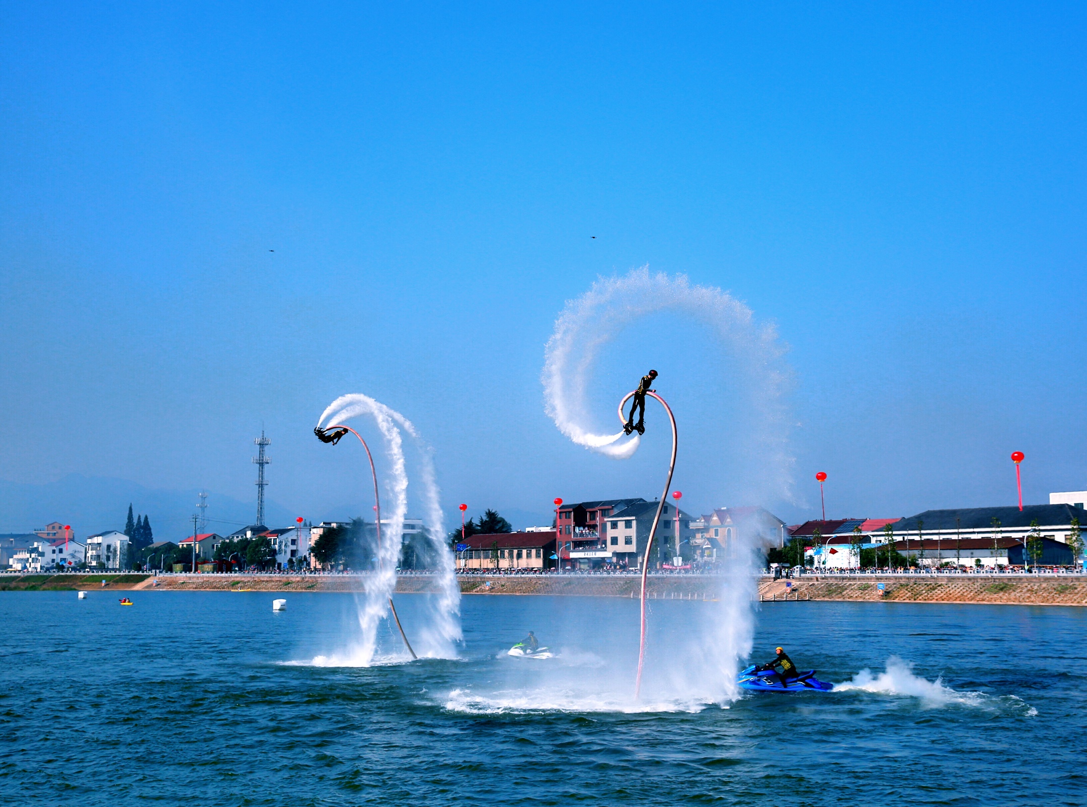 精彩的水上表演画面如诗如画