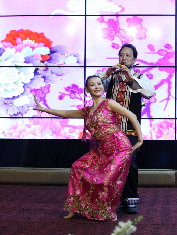 编辑 :  文    彩     撰文 :  何中东 摄影 :  卢富华    潘    欣