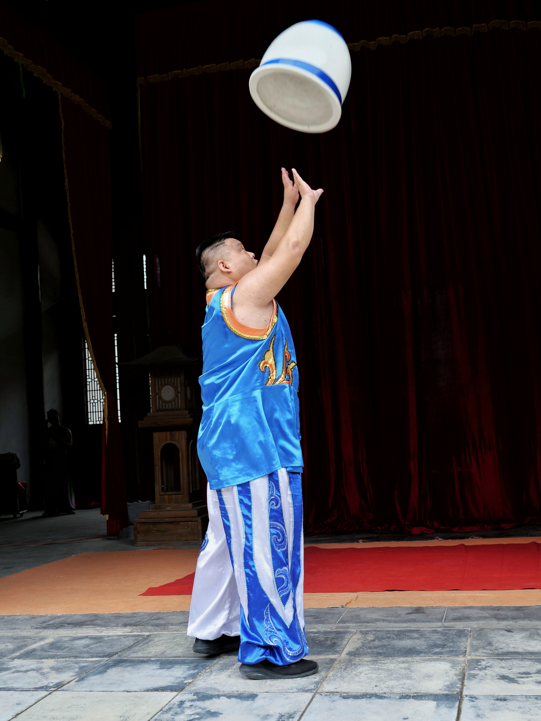 浙江湖州行杂技观赏1顶缸