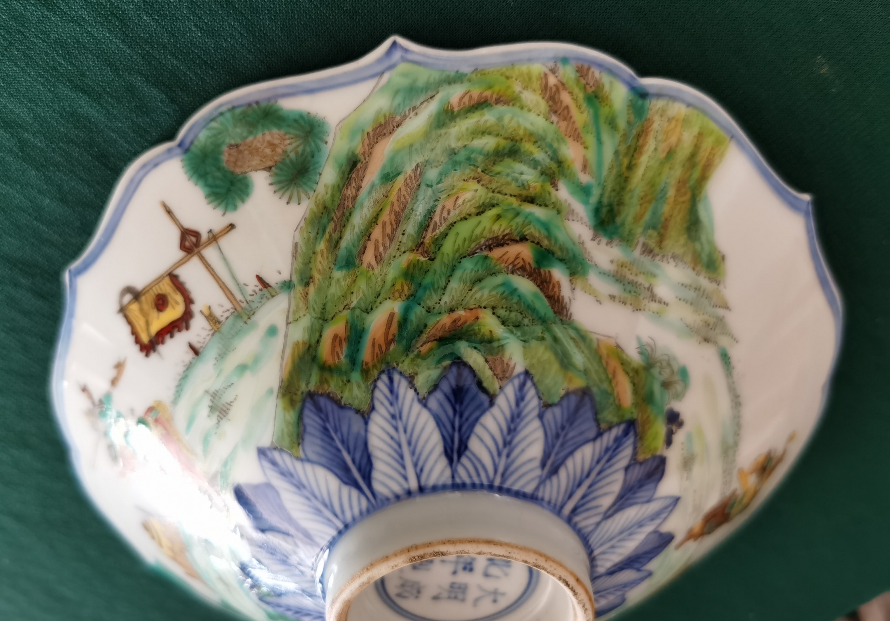 明成化五彩婴戏人物纹菱口斗笠碗