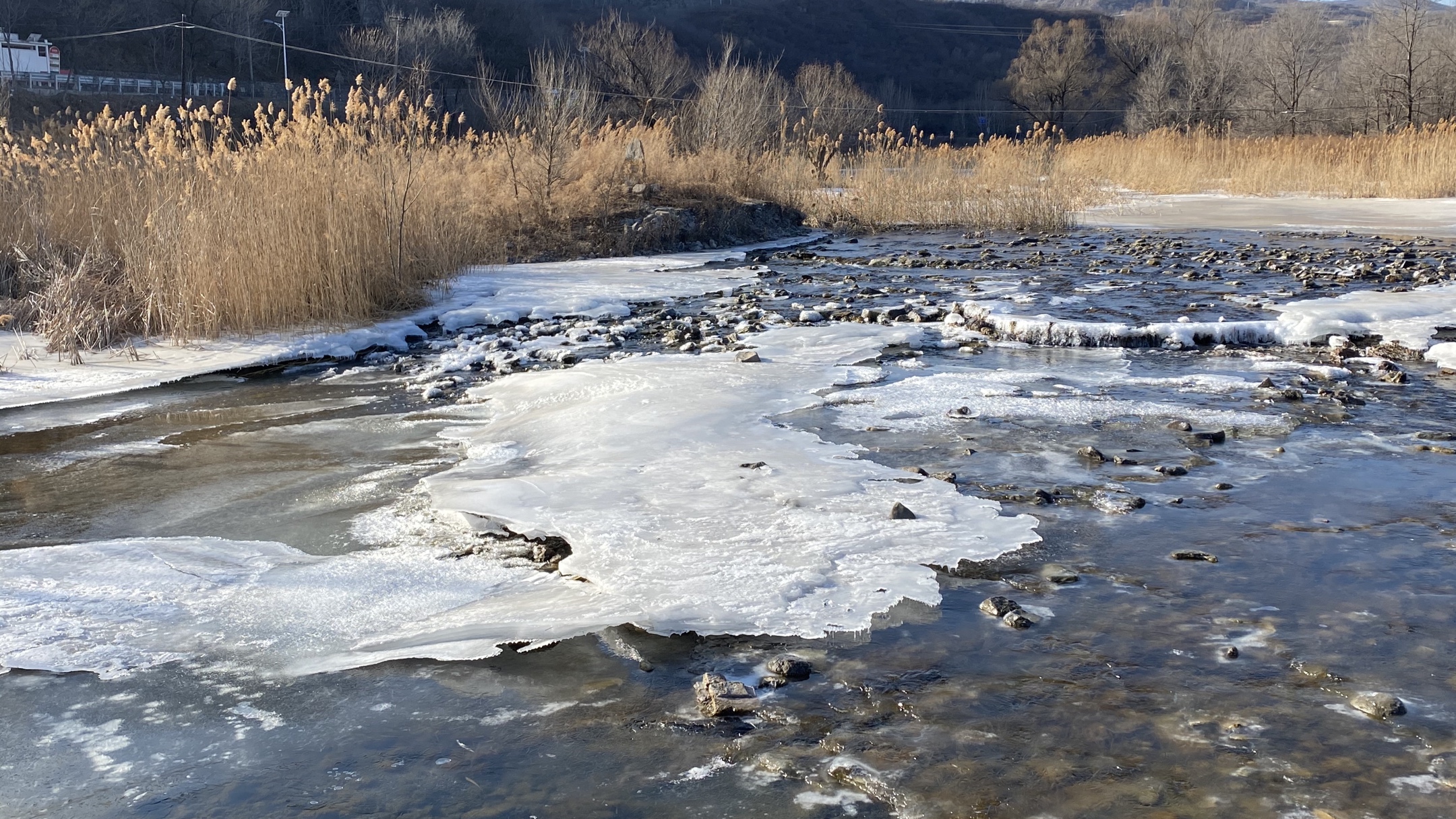 高山冰雪融水图片