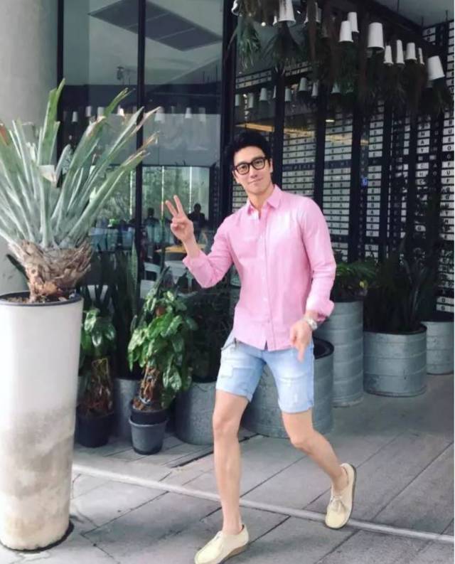 就像保持着不老童颜 身材好到让无数少女舔屏的50岁"大叔" 陈宇飞