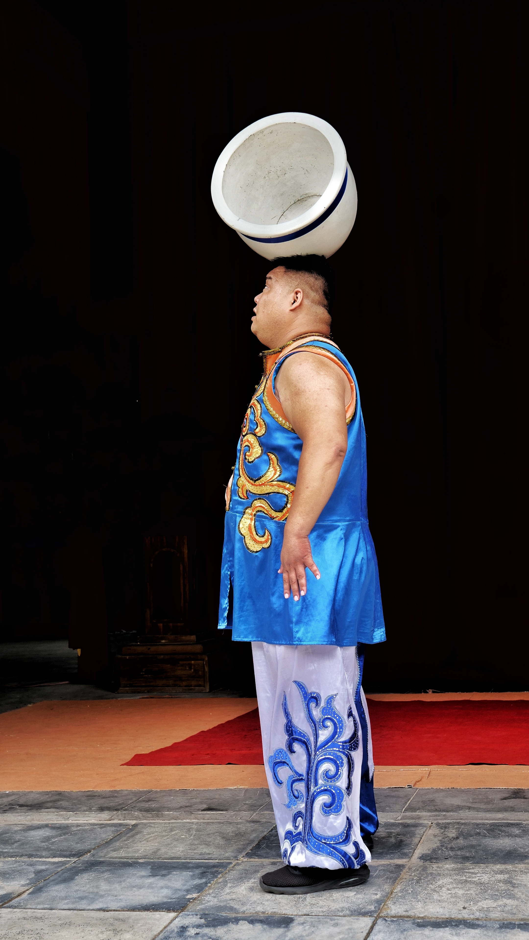 浙江湖州行杂技观赏1顶缸