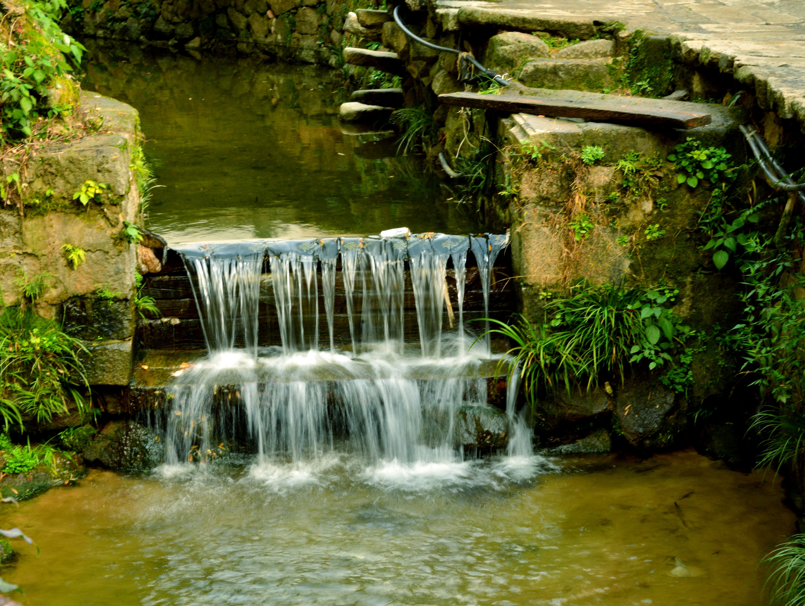 潺潺流水的小河至今承载着千年流淌的历史,依然散发着古村落巨大的