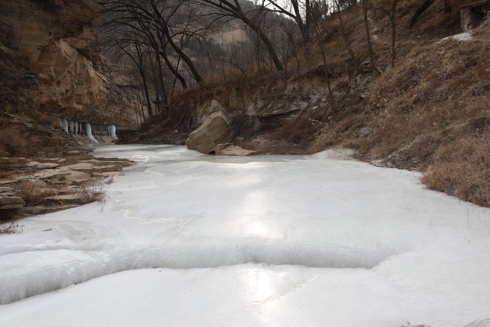 校园下面小河成冰