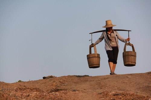 第二个农民,想方设法挖沟引水,最终将水引入田中,从此不用再挑水.