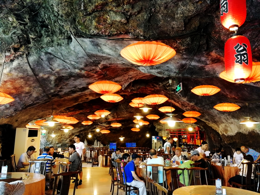 建在悬崖边的全球九大岩洞餐厅