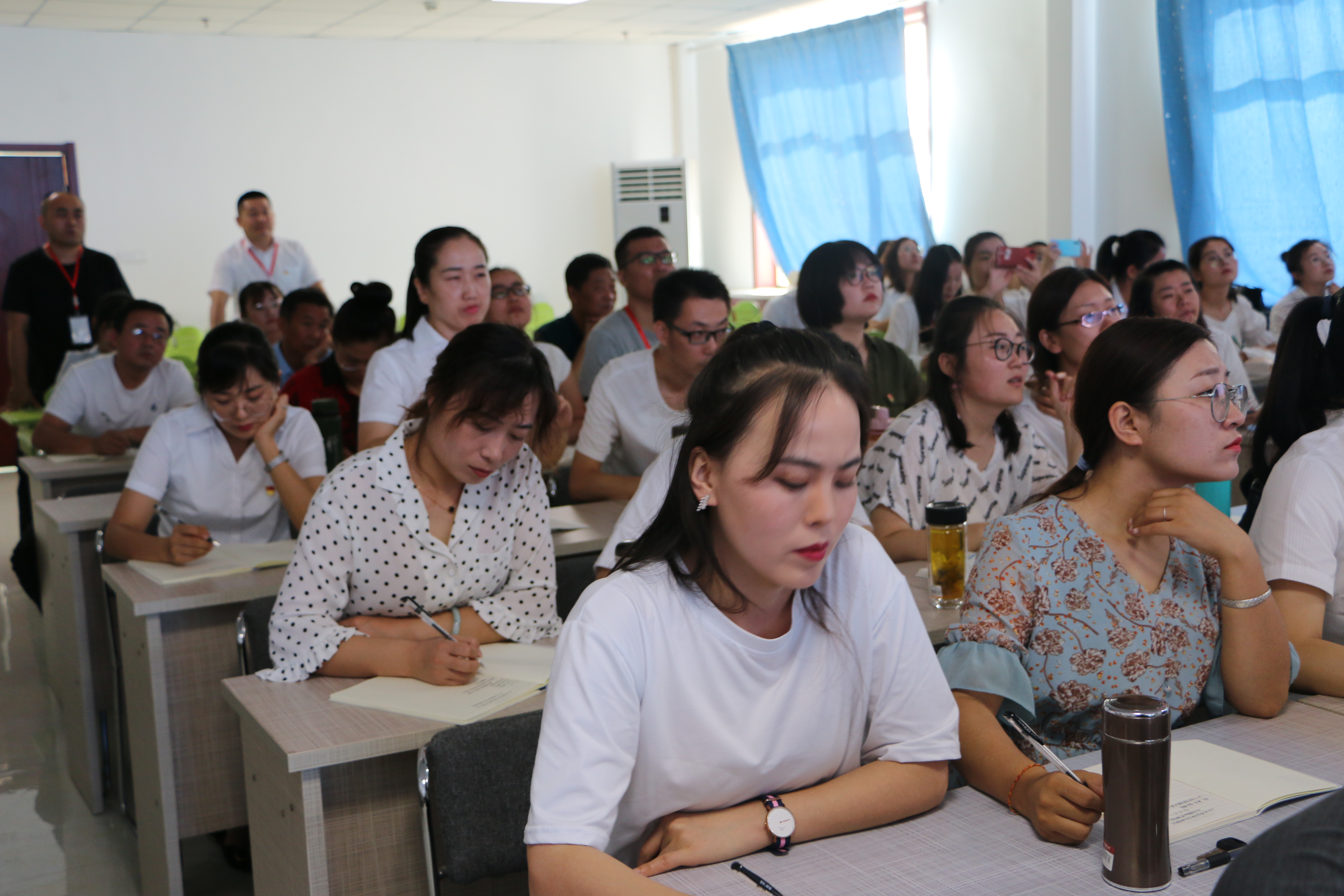 吕梁精英小学图片