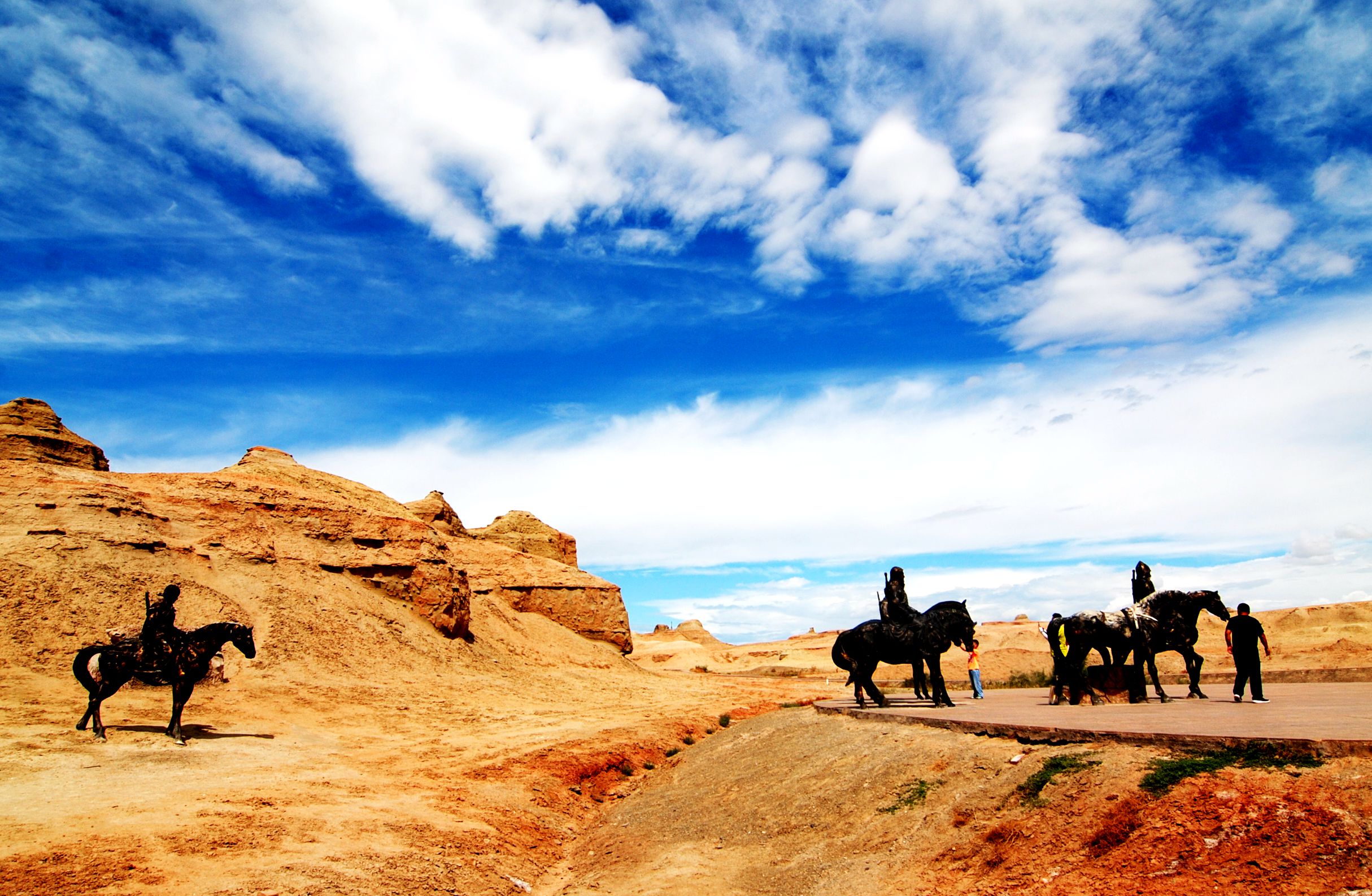 探秘神奇的克拉玛依乌尔禾魔鬼城
