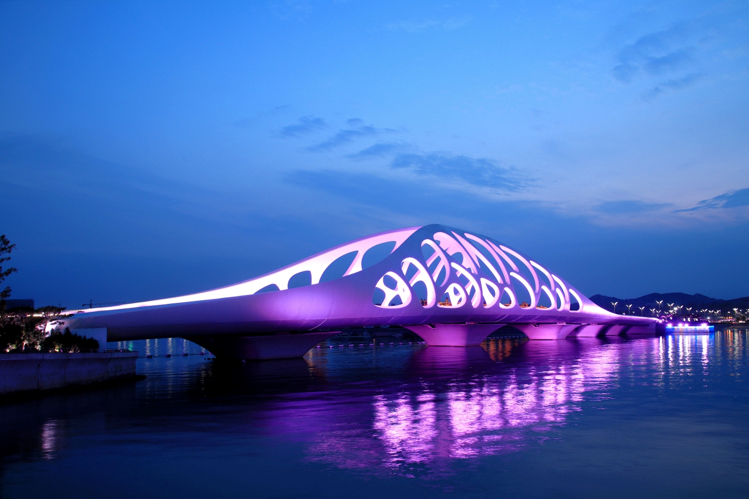 《我的拍摄珊瑚贝桥》青岛西海岸新区东方影都星光岛之华丽登场 色彩