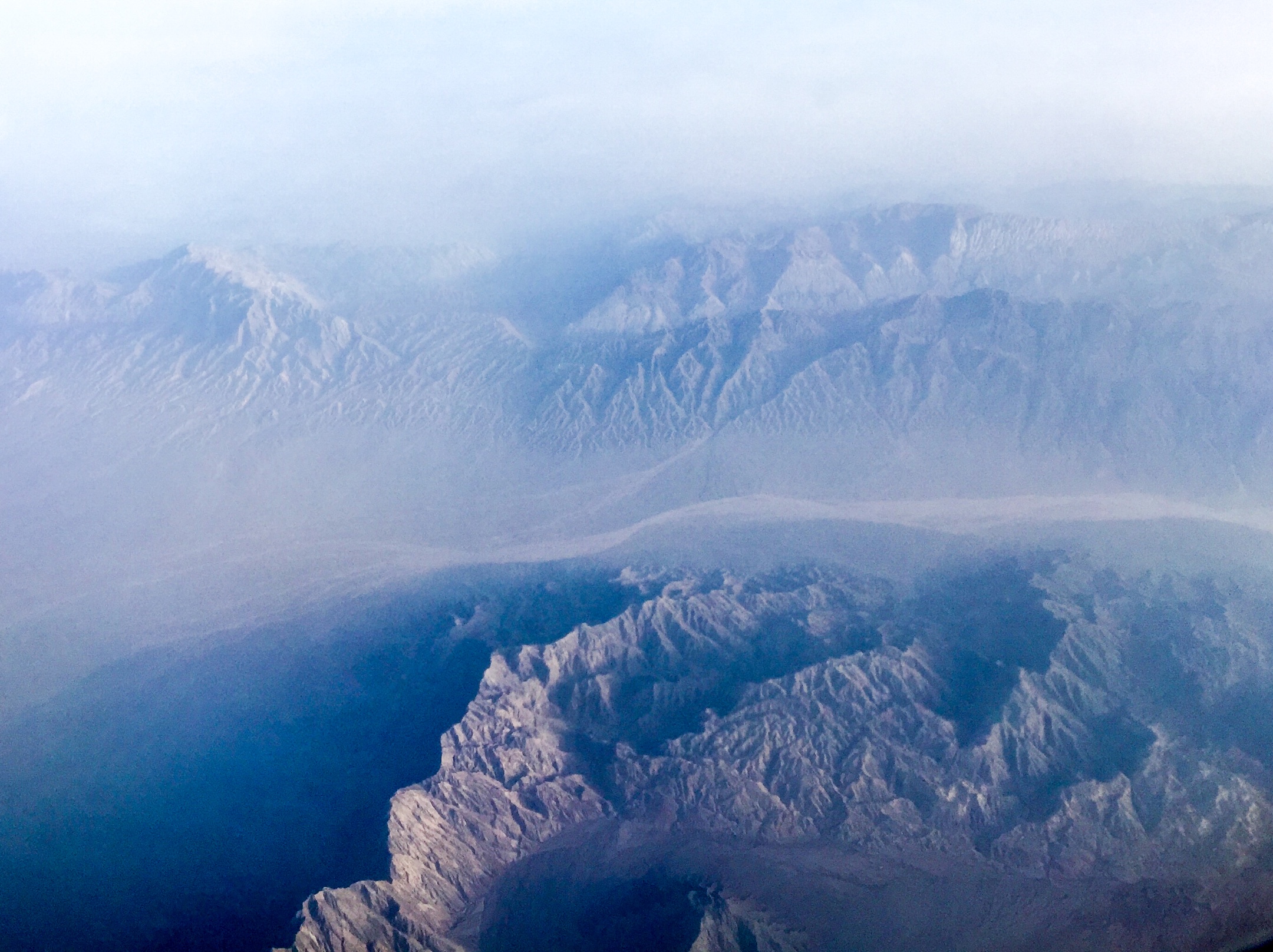 昆仑山脉的水墨画.