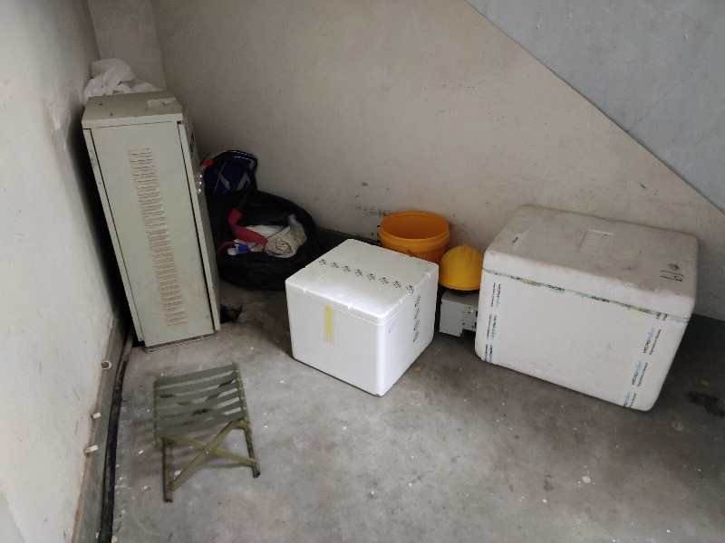 急诊科自行车乱停,过道有垃圾杂物,桌面不整洁!