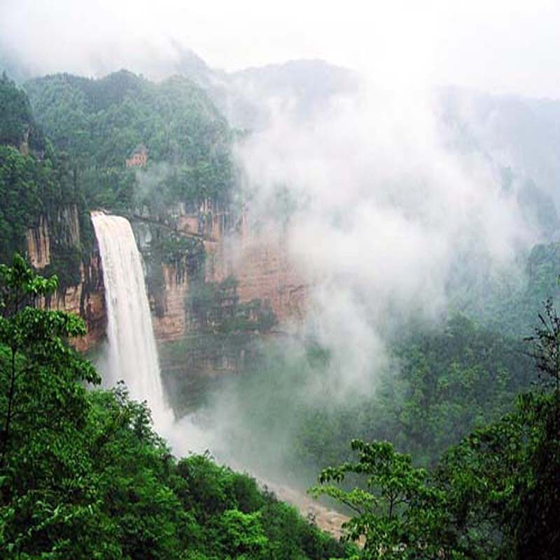 井冈山水口瀑布十分壮观,置身其中,如临仙境,令人流连忘返,浮想联翩.