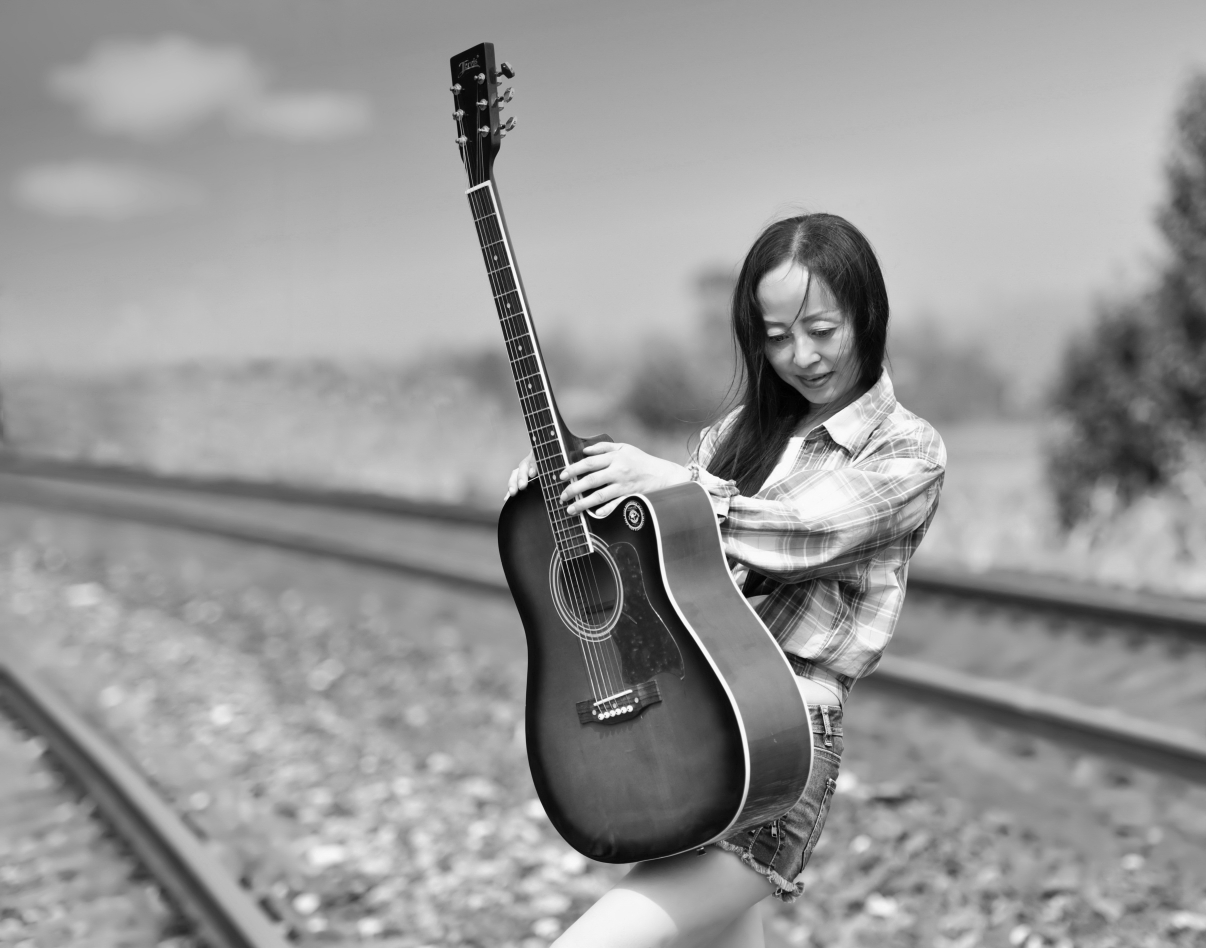 那是你还是无知年少,最爱他在树下弹着木吉他,对着你笑.