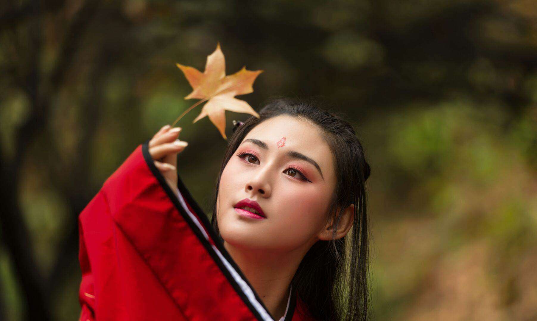 云卧千层黛,汉花渺在怀 从此归林晚,落山去拥才 结庐说法喜,步踏妙音