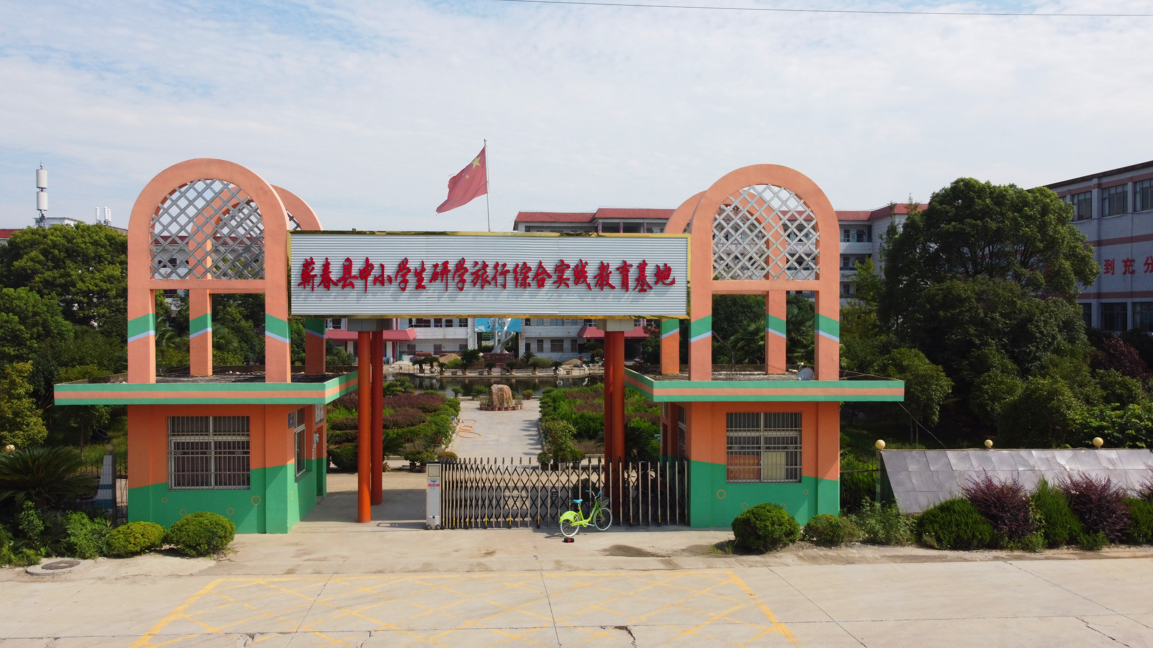 航拍蕲春县八里湖总场,学校