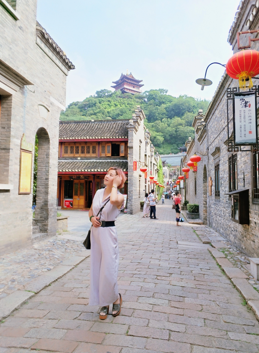 踏着古老的石阶漫步于充满历史感的街道,仿佛走进了古装剧中.