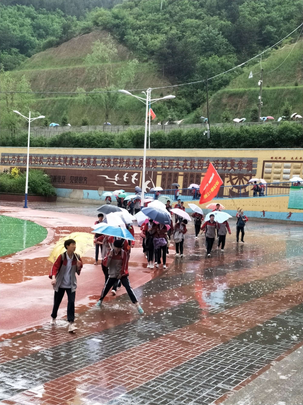 亲近自然,励志青春.一一围场镇中学七年级四班