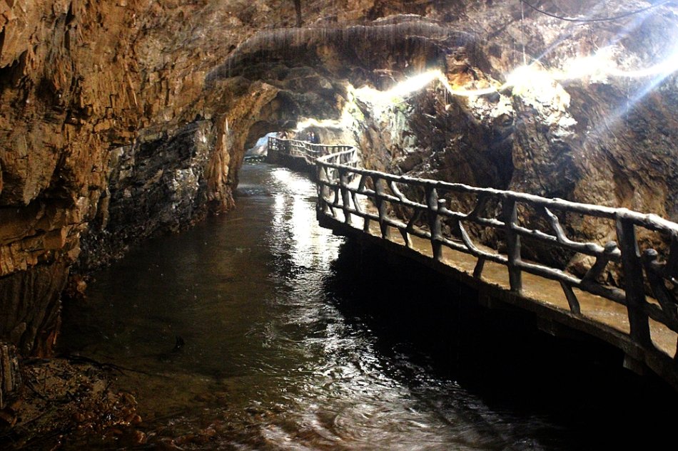 地下暗河,念八峡,隧道贯通连接而成.