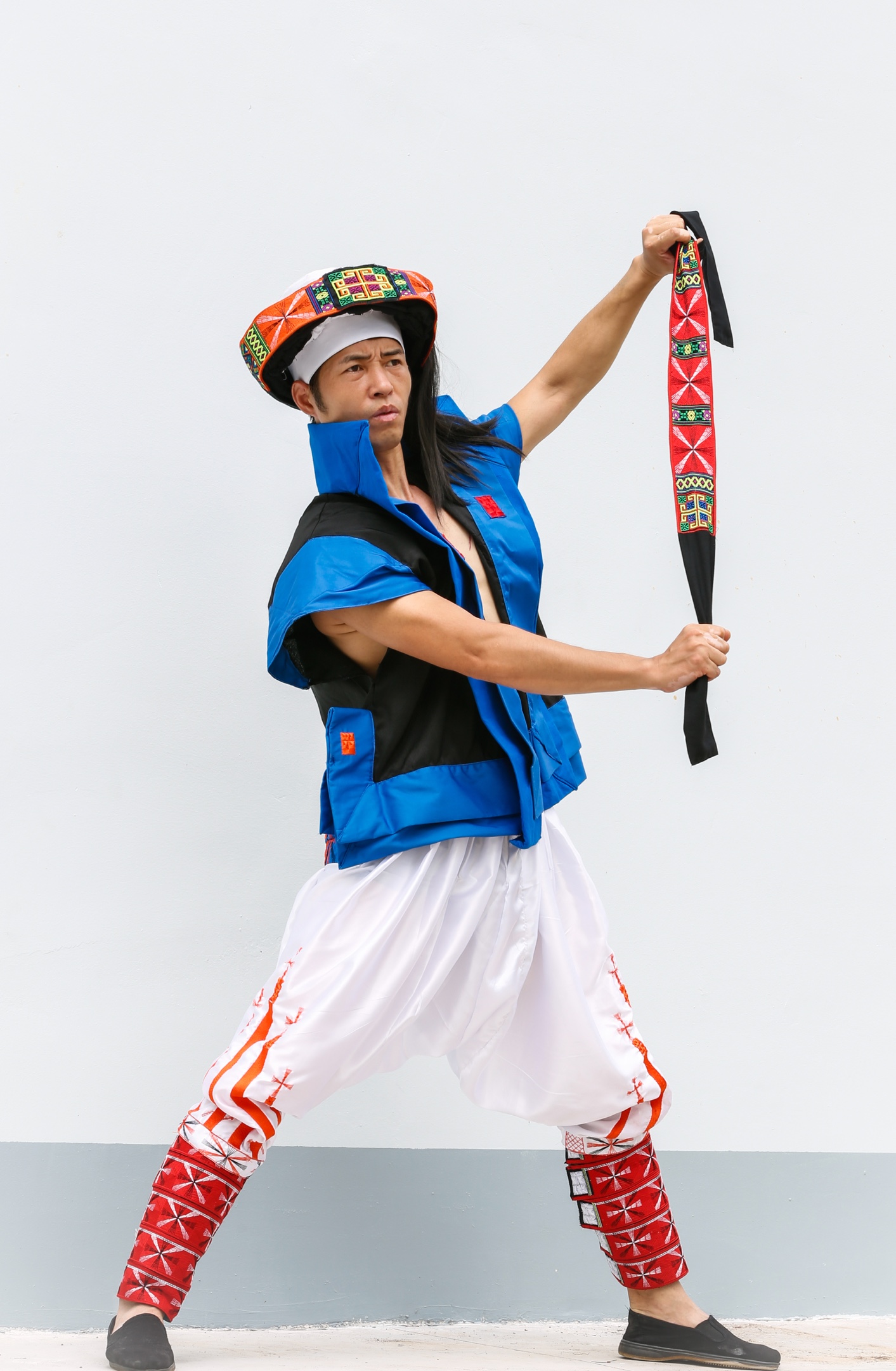 白裤瑶妇女上装有短衫和背牌两种,下着百褶裙,誉为"贯首衣"