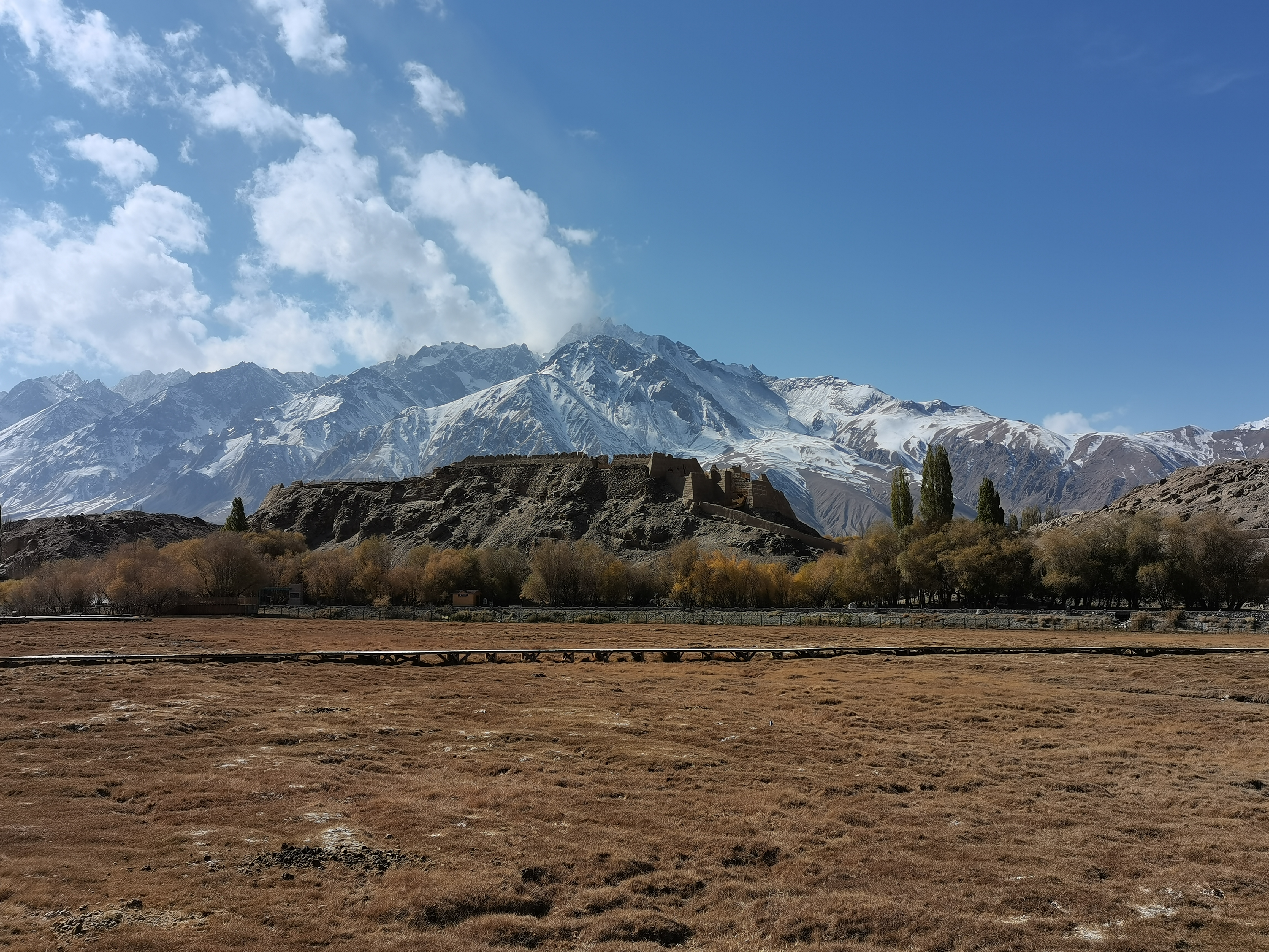 连绵逶迤的帕米尔高原风光