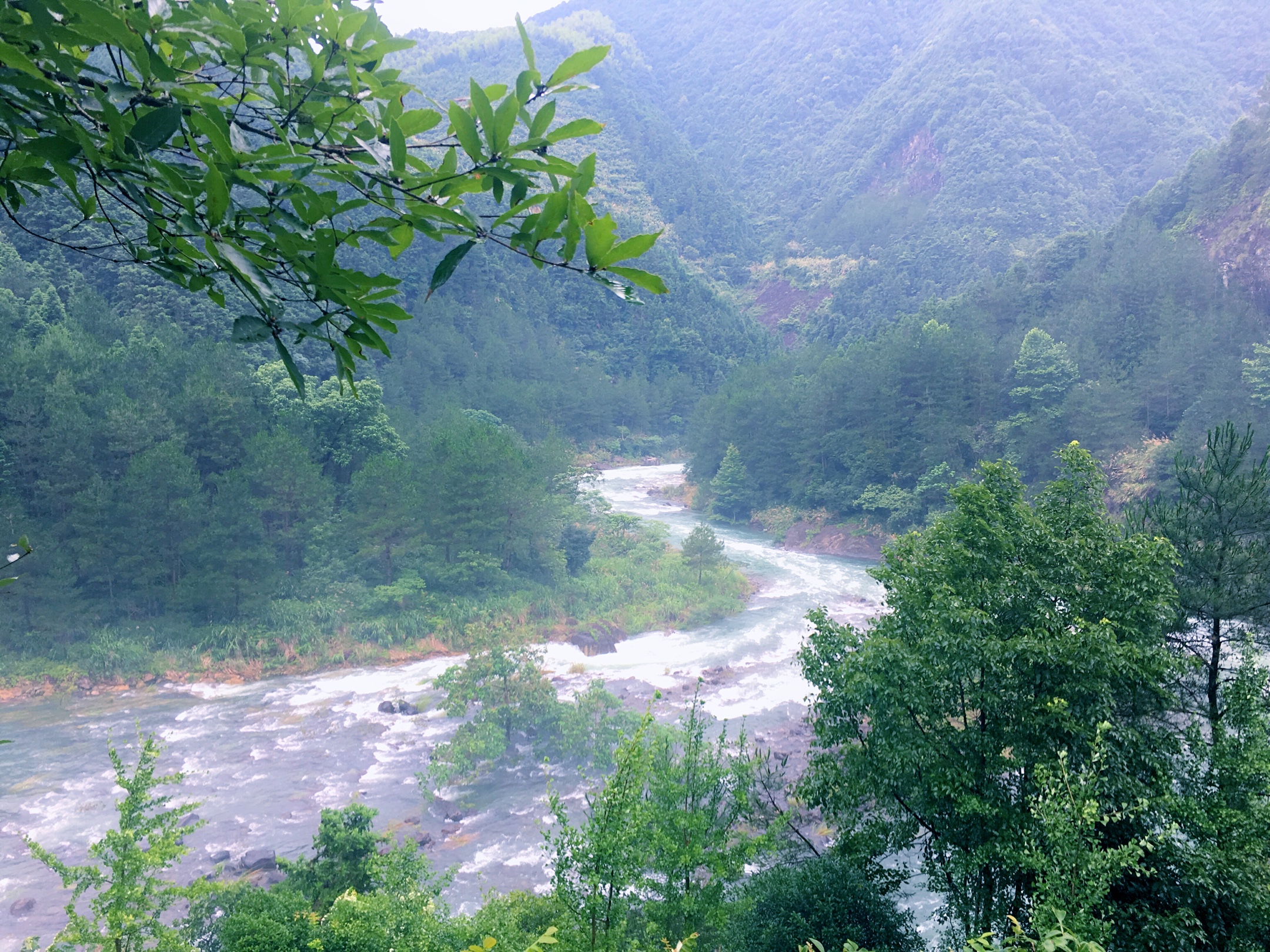 《沙金水库泄洪气震天》2019年7月7曰摄于沙畈水库,金兰水库(手机版)