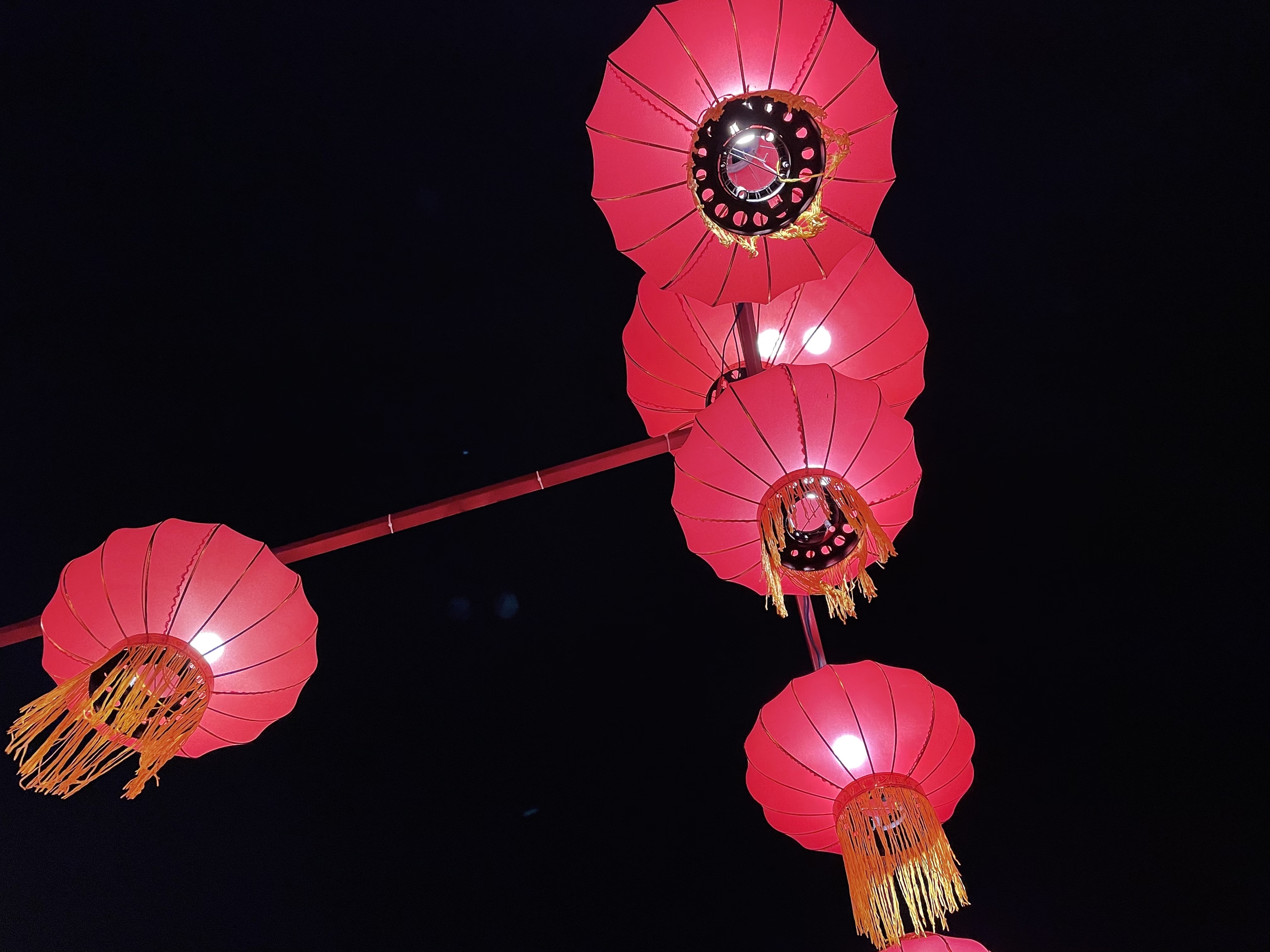 首发打卡空港花田航空艺术灯展