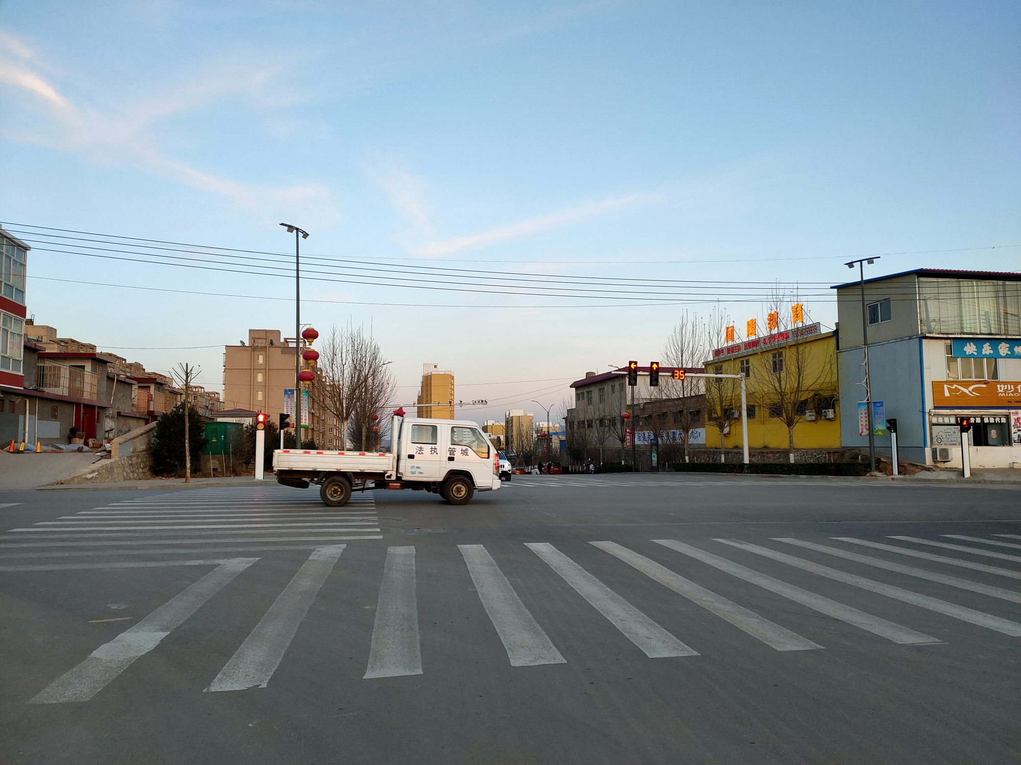 街上静悄悄 只为抗疫情