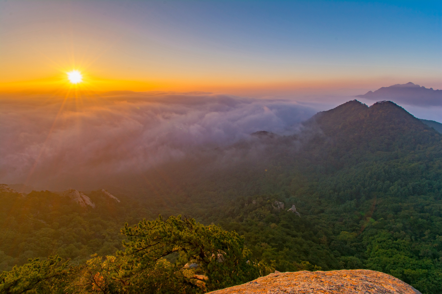 九月的最后一天,辽东第一山千山出现壮观云海,为祖国生日献礼