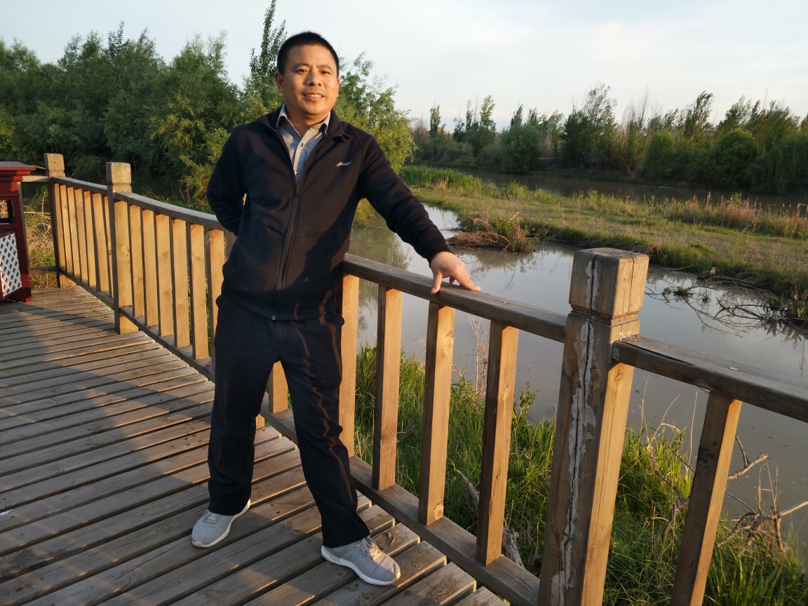 "小假期没放之前,伊犁市美女,文学爱好者宋耀武就约我到伊宁市里玩