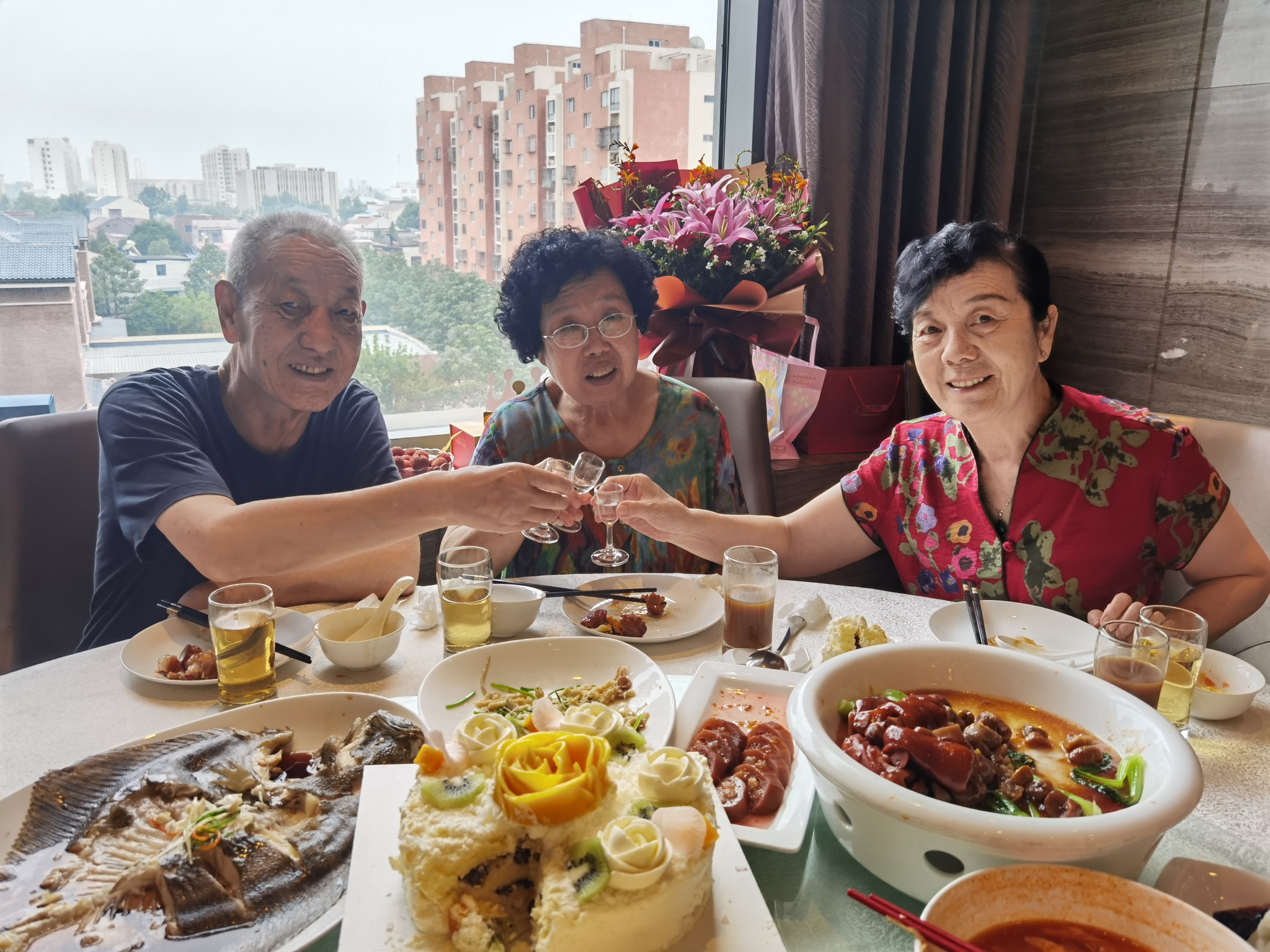 今天是个好日子,家人们给我过生日,美好时光永生难忘!感激!感动!