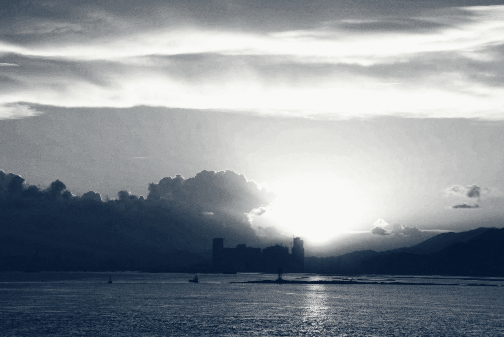 锦武公居云衢而念黎民,筹巨资而筑强堤.