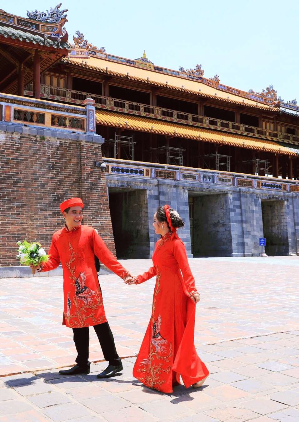 在皇城外面巧遇一对情侣在拍婚纱照,充满喜庆的的民族服饰,点缀他们