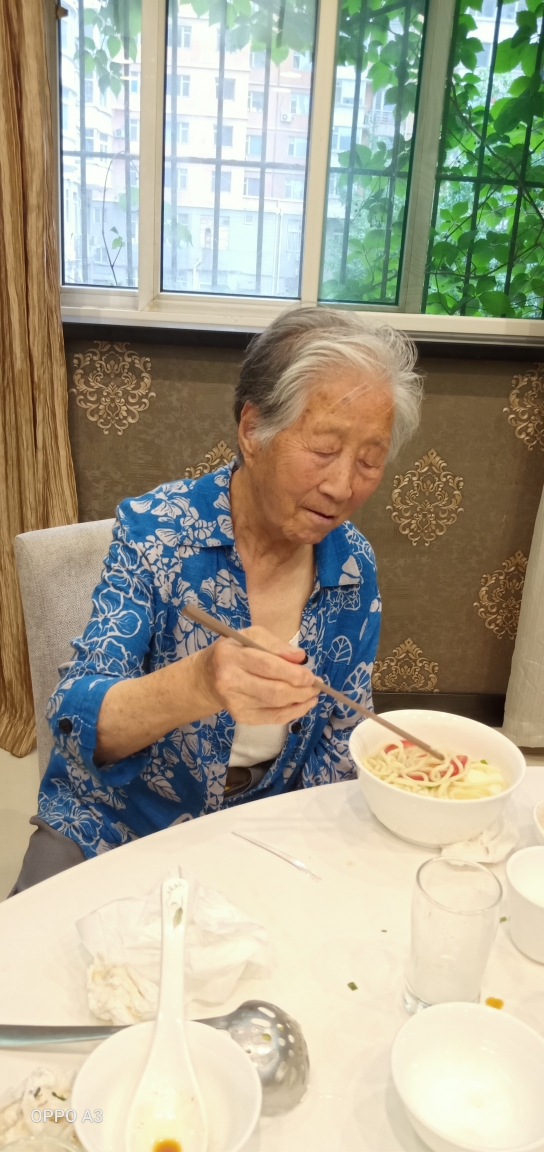 耄耋老妈为花甲小女庆生,分享快乐