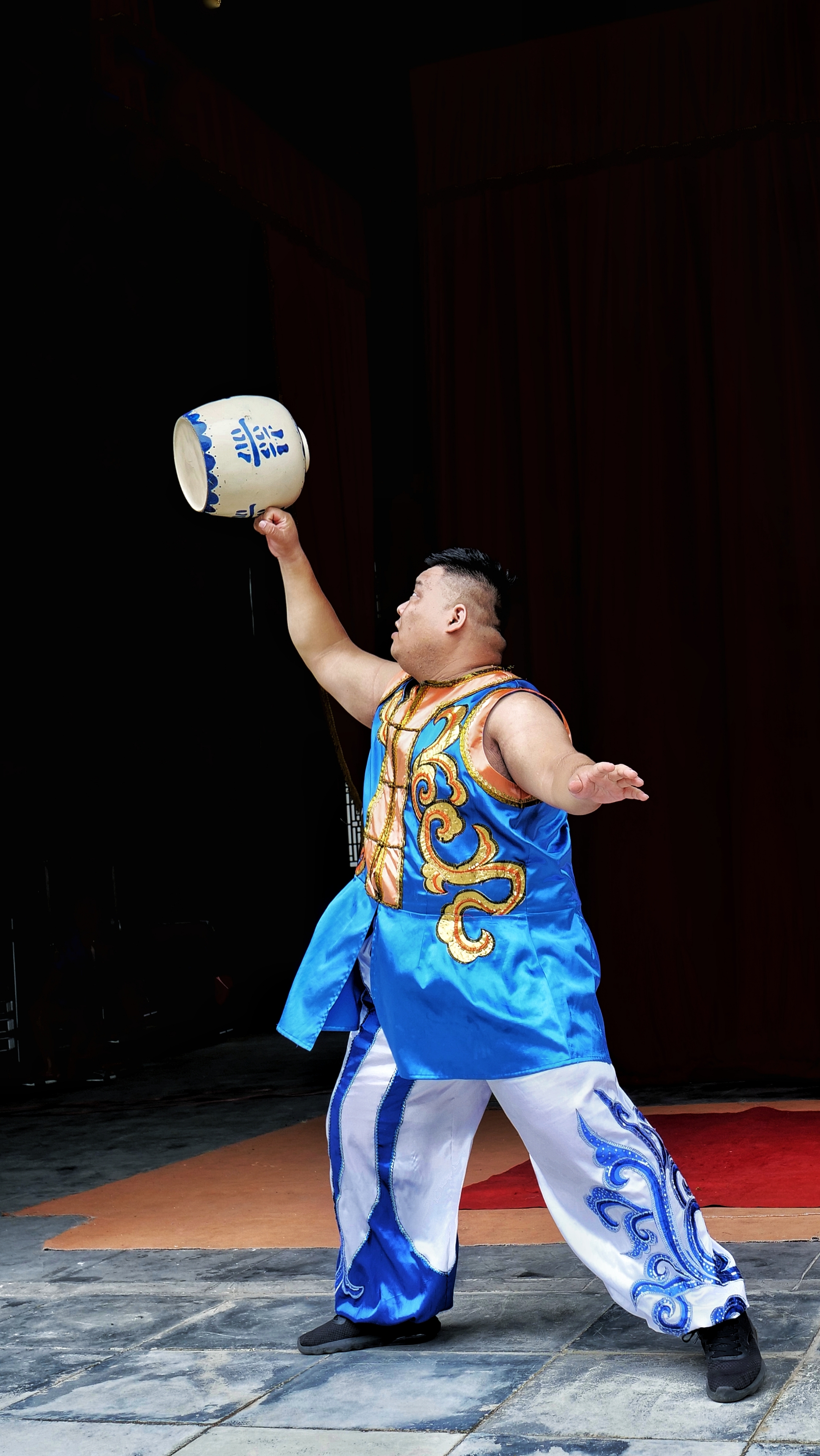 浙江湖州行杂技观赏1顶缸