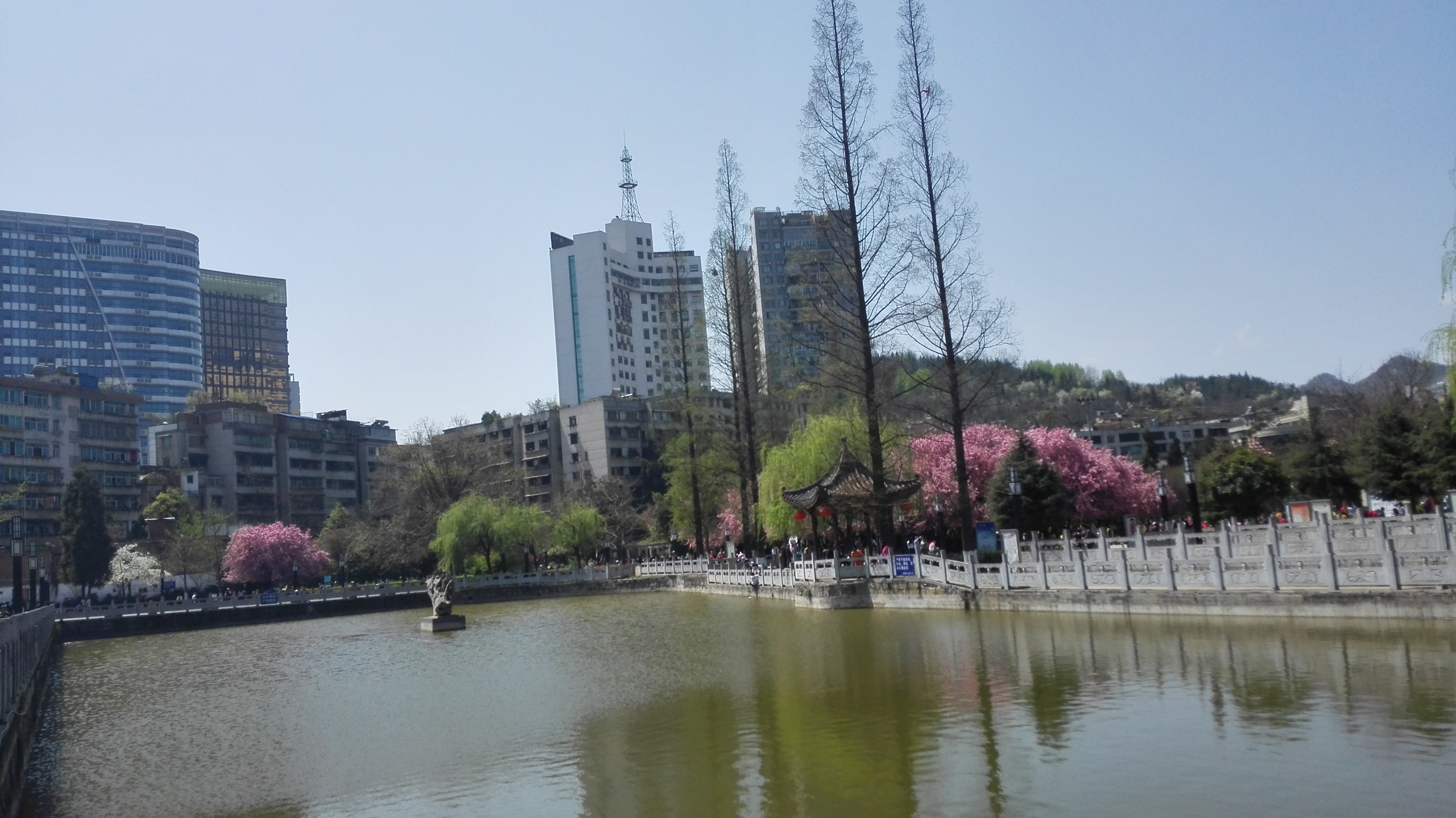 人民公園位於貴州省畢節市七星關區城中心的倒天河畔, 人民公園始建於