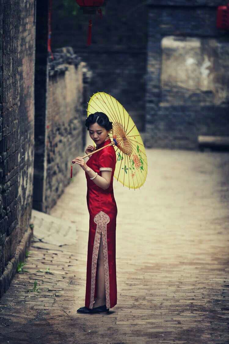 我就是江南最美的女子 擎上油紙傘 我就是江南最靚的一景 就連雨兒