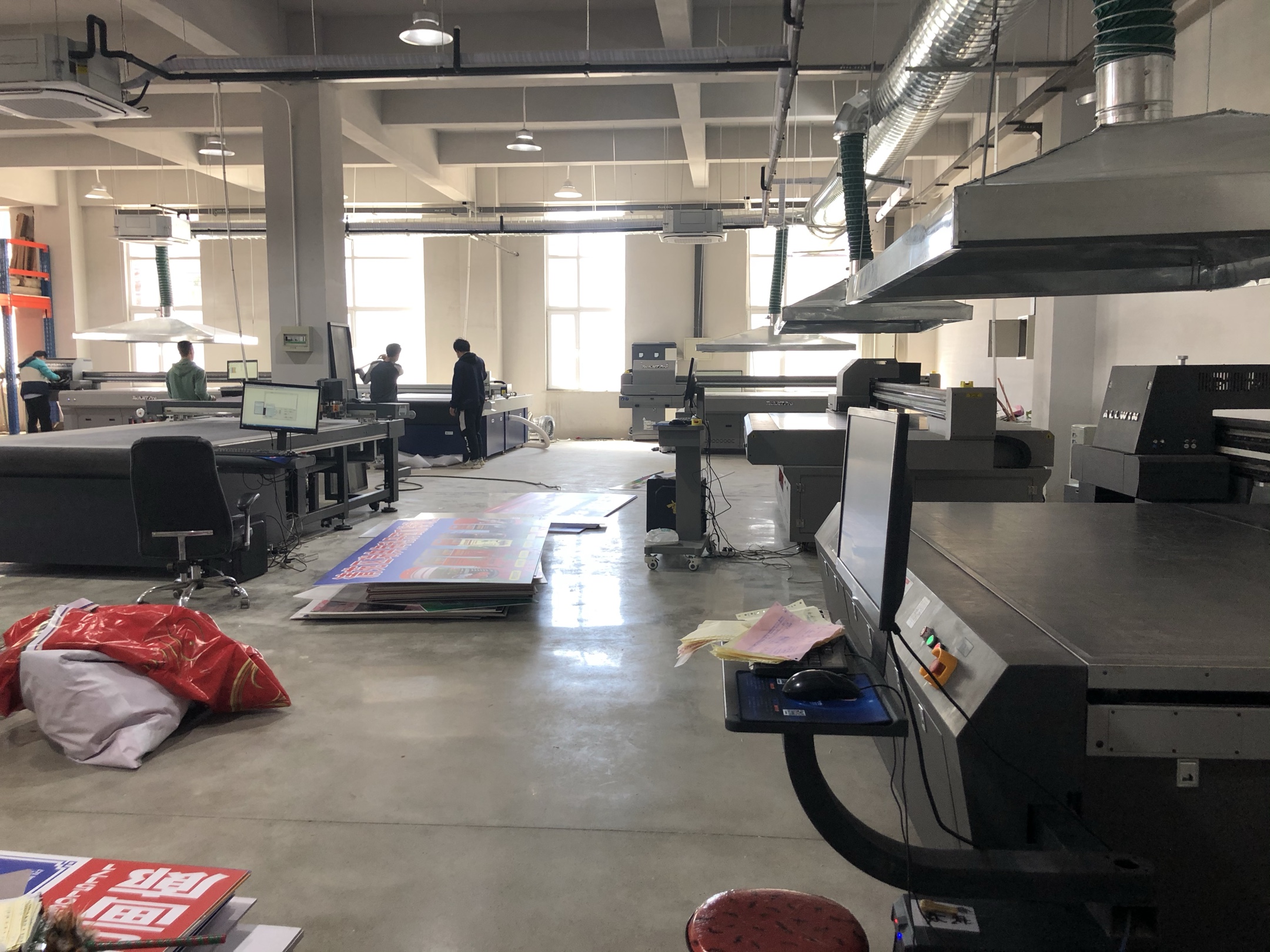 万基喷绘全新升级!"润千万色彩"!广而告之新老客户!