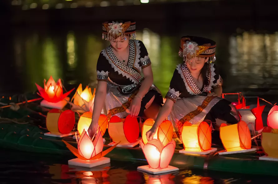 雄诗豪歌群共咏 《河灯节》外一首