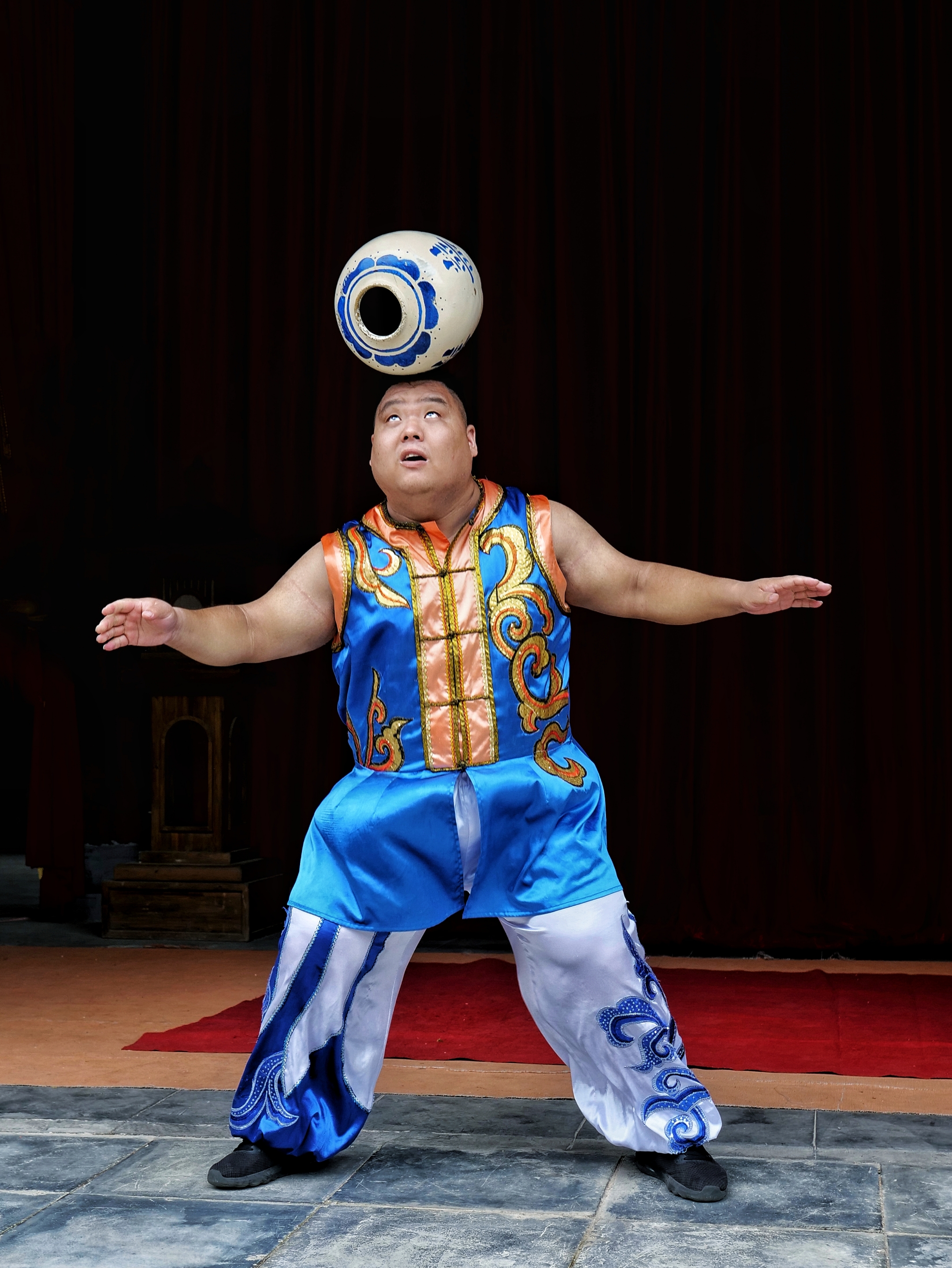 浙江湖州行杂技观赏1顶缸