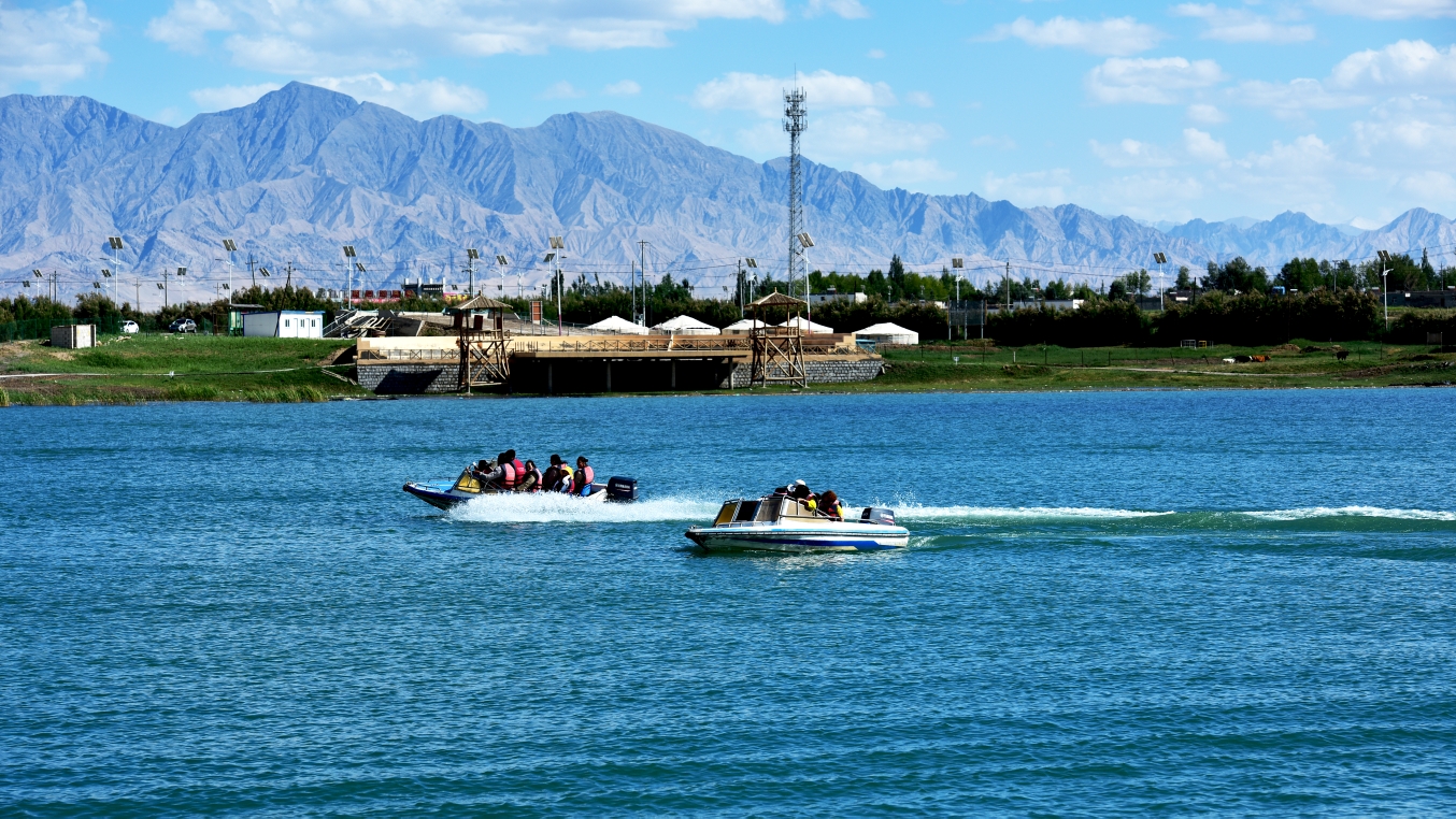 格尔木《美丽的.金鱼湖》