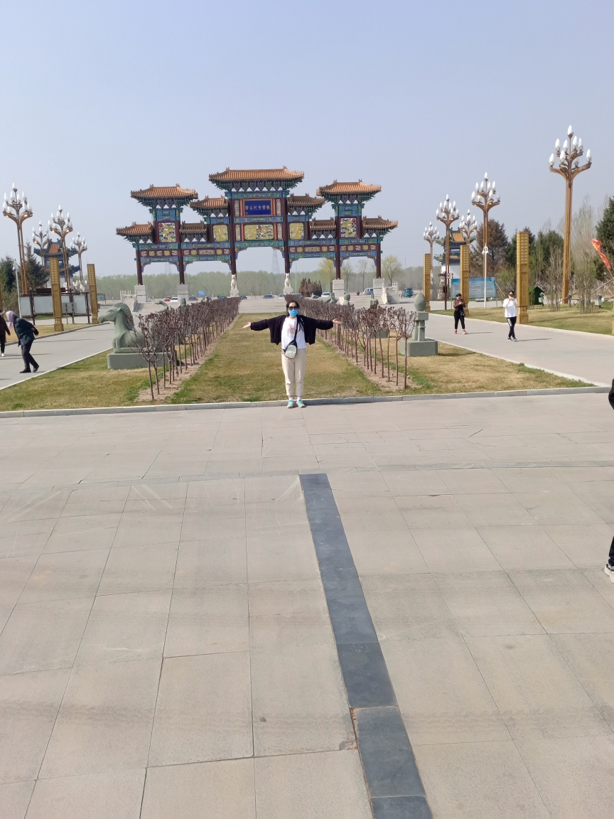 2020五一国际劳动节祥和中介经理在松原龙花园巴尔达公园留影留念