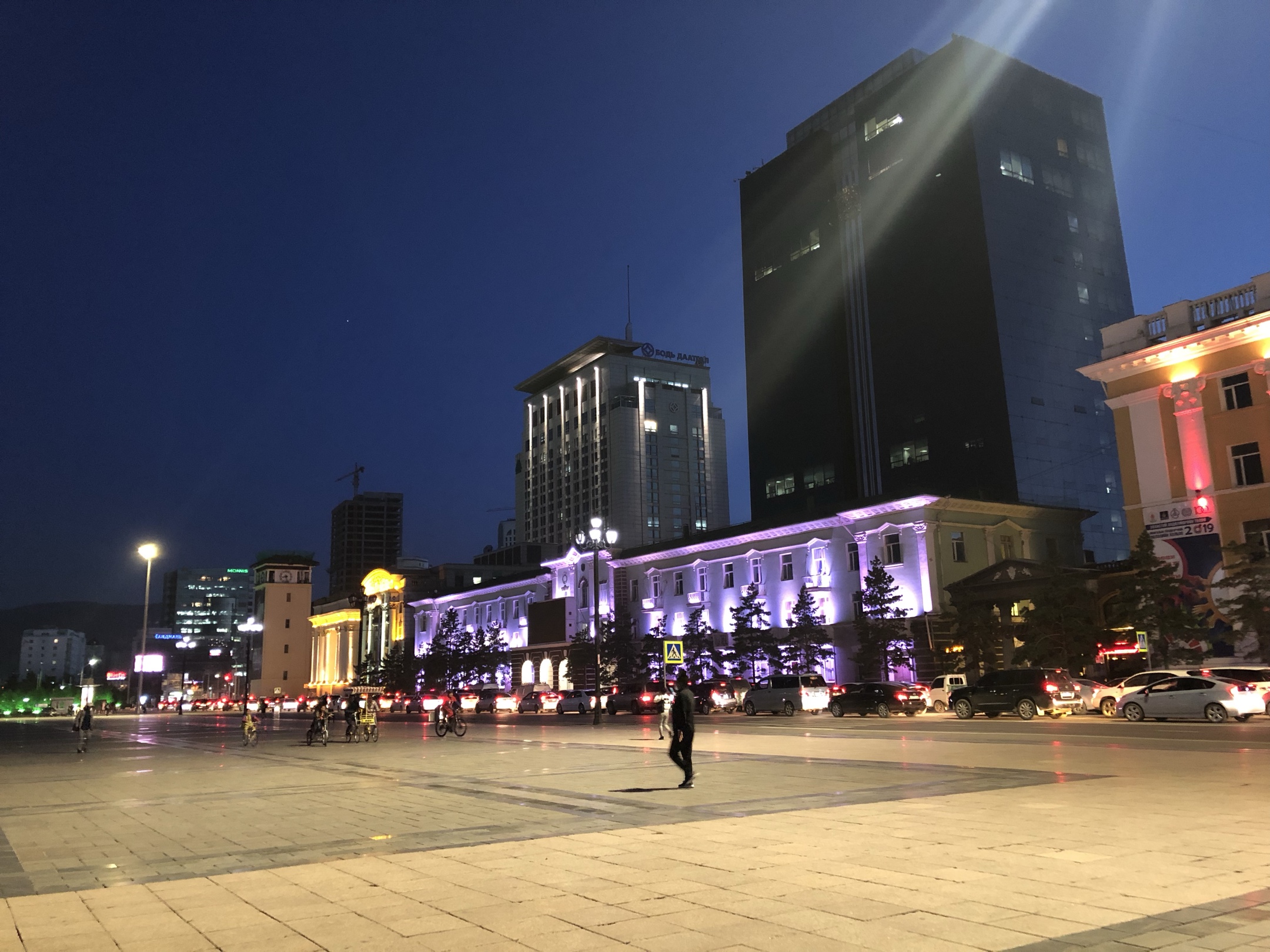 乌兰巴托的夜晚,马路非常堵,看来哪里都是首堵.
